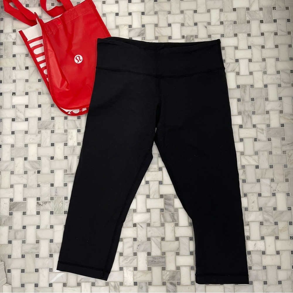 Lululemon align cropped tights. EUC. Some pilling between the legs. Size 8.